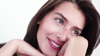 Nice-looking Gals: YouTuber Jessica Clements