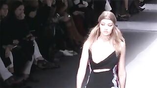 Gigi Hadid's bouncing bewbs on the runway - Fashion