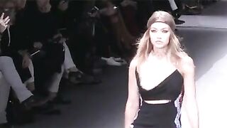 Fashion: Gigi Hadid's bouncing bewbs on the runway