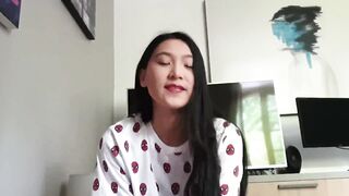 Chinese girl sucks cock