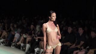 On Stage: Excellent ass on runway