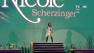 Nicole Scherzinger splits - On Stage