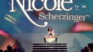 On Stage: Nicole Scherzinger splits