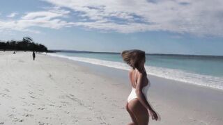 Pawg running on the beach - PAWG